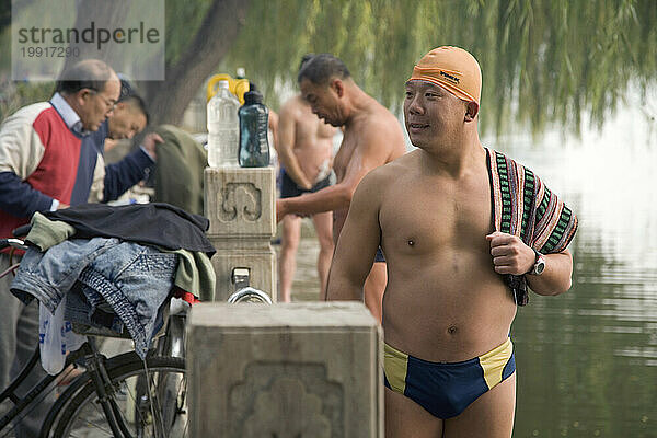 Männer schwimmen in Peking  China.
