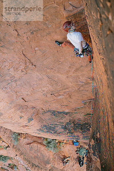 Ein Kletterer führt „Cover My Buttress“ (5.6) im Red Rock Canyon  Nevada