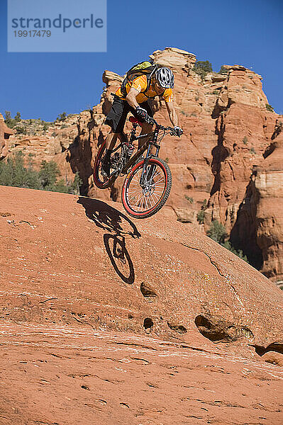 Mann beim Mountainbiken  Sedona  Arizona.