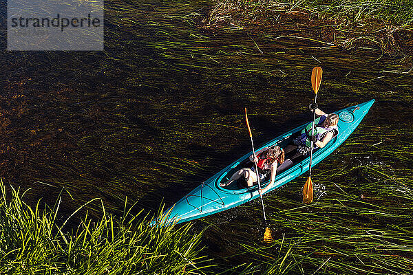 Zwei Frauen schwimmen an einem heißen Sommertag im Fluss.