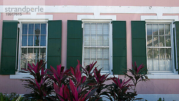 Bahamas  Nassau  horizontal  Karibik  farbenfrohe Architektur  im Freien  keine Menschen