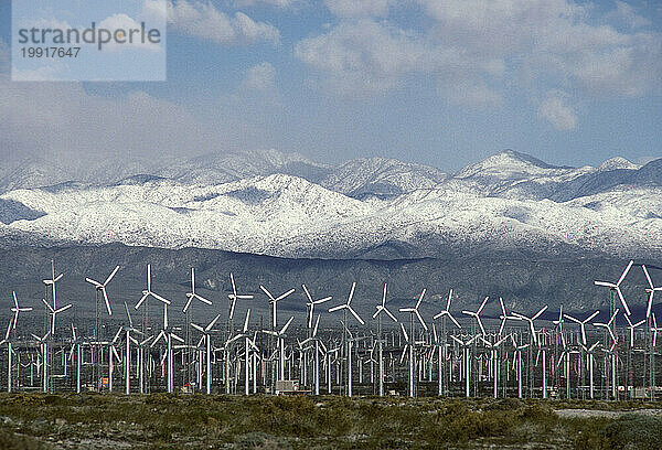 Windkraftanlagen in der Nähe der Berge im Süden Kaliforniens  USA.