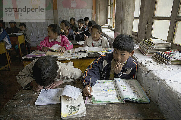 Kinder in einer ländlichen Schule in der Provinz Yunnan  China.