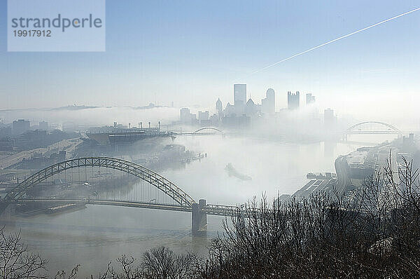 Über Pittsburgh  Pennsylvania  hängt ein Frühnebel.