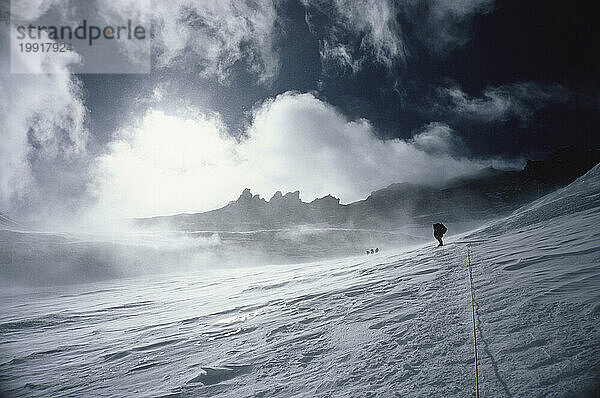 Ein Bergsteiger bewegt sich bei schlechtem Wetter zwischen Lager 3 und Lager 4 der Lhotse-Wand.