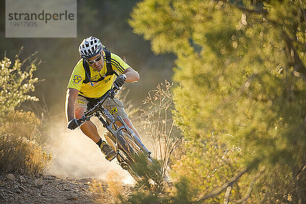 Mann beim Mountainbiken  Prescott  Arizona.