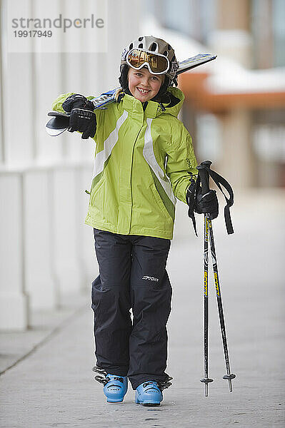 Mädchen trägt ihre Skier und hat einen tollen Tag in Deer Valley  Utah