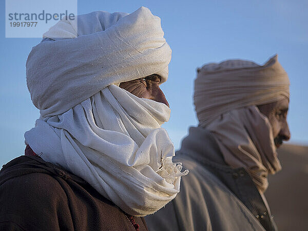 Marokkanische Männer mit Gesichtsschals  Erg Chebbi  Marokko