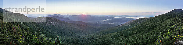 Panoramablick bei Sonnenaufgang vom Baldface Mountain in New Hampshire