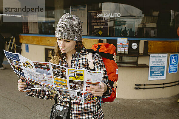 Eine Frau liest eine Karte in San Francisco