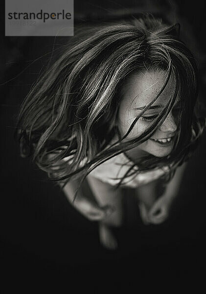 Glückliches junges Mädchen springt auf Trampolin
