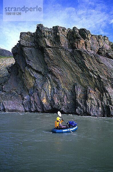 Ein Kajakfahrer paddelt mit seinem Packfloß auf einem Fluss im Arctic National Wildlife Refuge  Alaska.