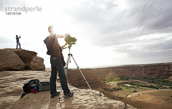 Zwei Männer fotografieren im Canyon de Chelly  AZ.