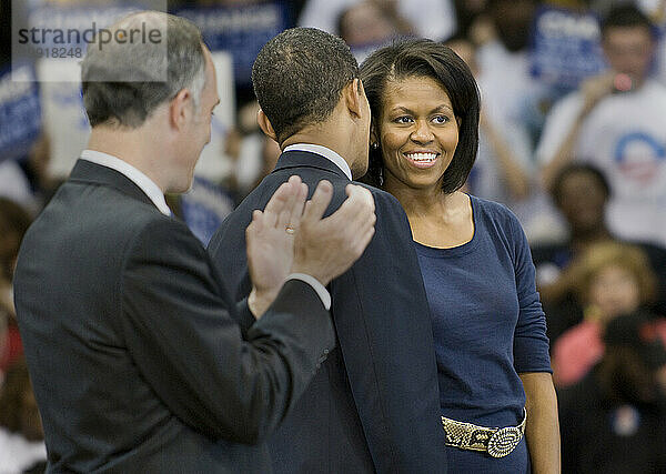 Barack Obama flüstert seiner Frau am Abend vor den Vorwahlen der PA an der Universität von Pittsburgh zu.
