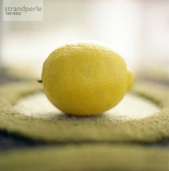 Zitrone (Nahaufnahme) (Gegenlicht) (Selektiver Fokus)