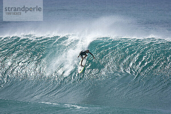 Ein junger Mann beim Surfen beim Da Hui Backdoor Shootout-Surfwettbewerb in Pipeline