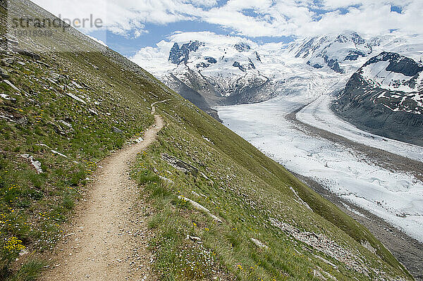 Landschaftlich schöner Trail  Zermatt  Schweiz.