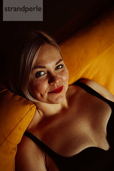 Charmante lächelnde  glückliche blonde Frau  roter Lippenstift  Nahaufnahmeporträt.