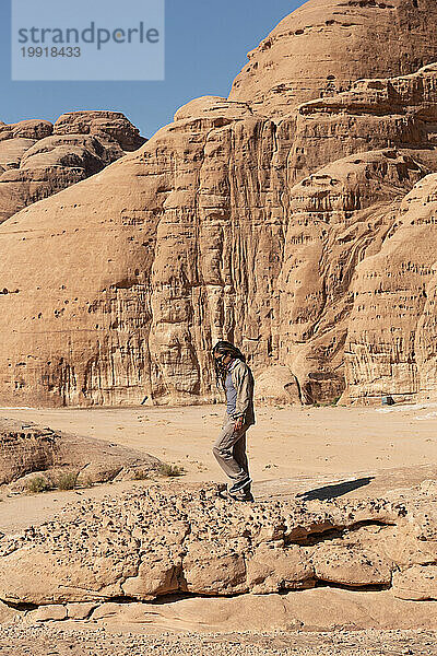 Frau geht auf Felsen der Wüste Wadi Rum  Jordanien