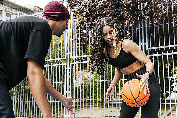 Zwei Freunde spielen Basketball auf dem Platz