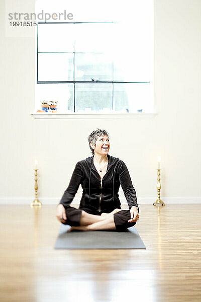 46-jährige kaukasische Frau praktiziert Yoga in Philadelphia. (Tilt-Shift-Fokus)