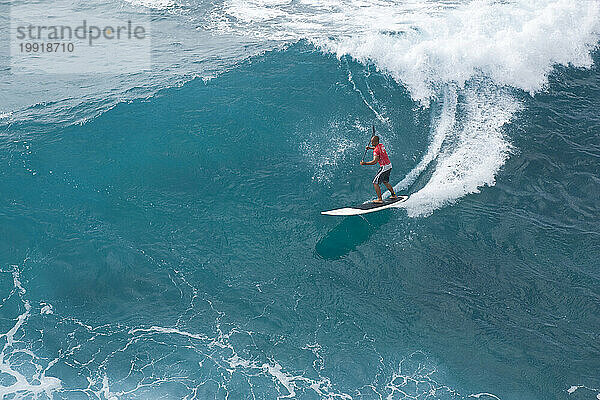 Ein Mann beim SUP-Surfen bei der Kuikaika Challenge in Oahu  14.02.08