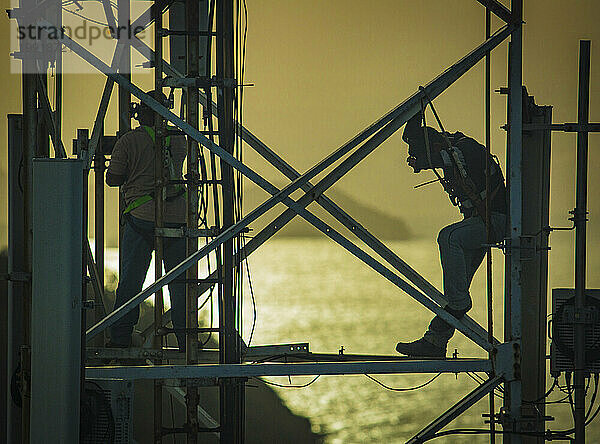 Industriearbeiter entspannen vor Ort mit Aussicht.