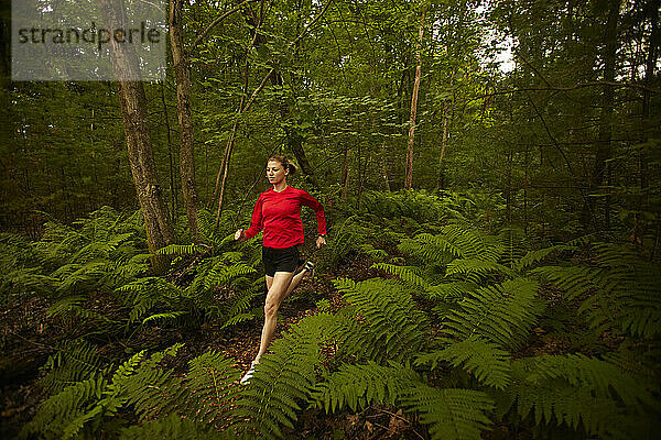 Eine Sportlerin beim Trailrunning