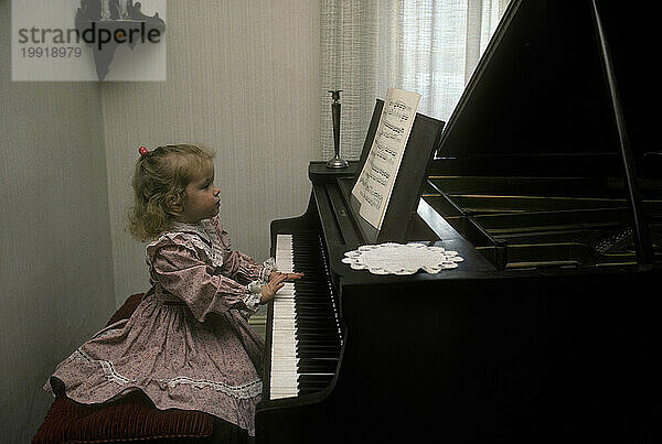 Ein junges Mädchen spielt Klavier  Colorado  USA.