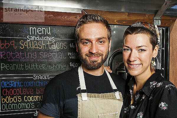 Der Silver Seed-Food-Trailer  der ausschließlich veganes Essen serviert. Eigentümer und Ehepaar: Taylor Smith (Typ) und Melanie Boyna (Dame). Sie servieren Essen in der New Belgium Brewery