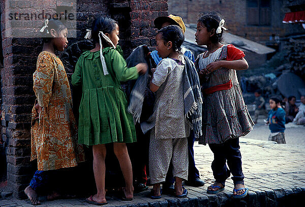 Kinder spielen in den Straßen von Bhaktapur  Nepal