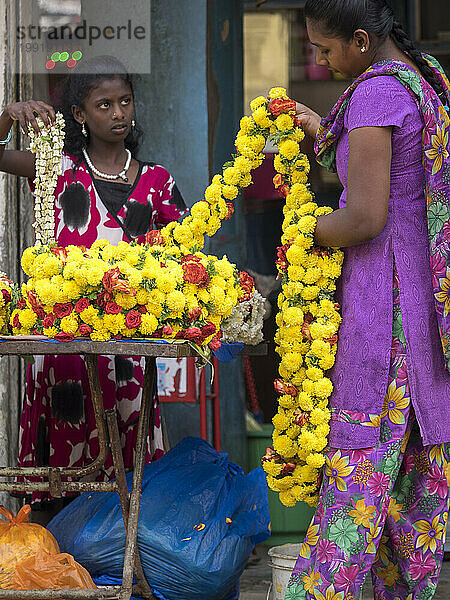 Frau und Mädchen am Blumenstand in Bangalore  Karnataka  Indien