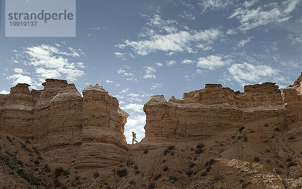Eine Frau wandert durch Felsformationen in New Mexico.