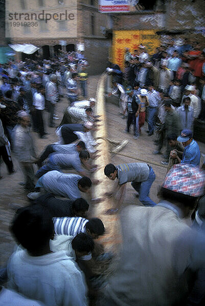 Eine Stange durch die Stadt in Nepal schieben. (Bewegungsunschärfe)