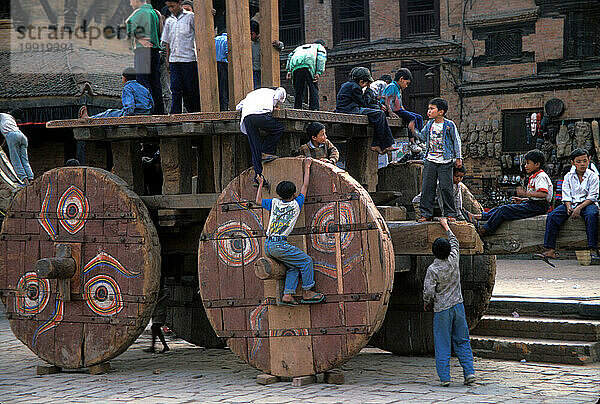 Kinder spielen auf einem großen Festwagen  der für ein Festival am Durbar Square in Bhaktapur  Nepal  gebaut wurde