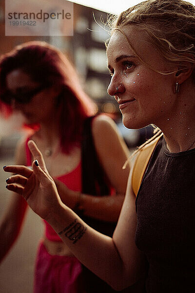 Junge Frauen spazieren im Sommer durch die Stadt.