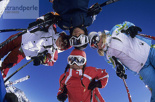 Junge Skifahrer haben Spaß im Schnee in Snowbird  Utah