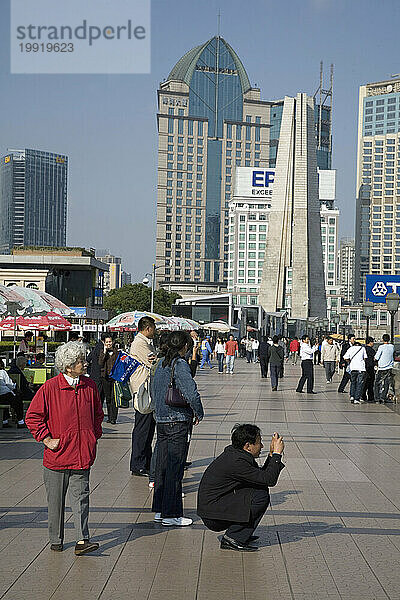 Menschen am Bund in Shanghai  China.