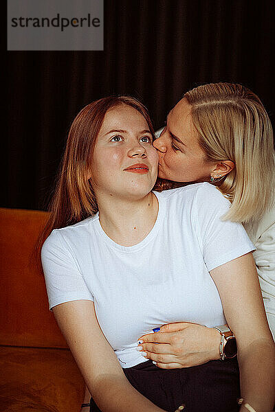 Mutter und Tochter im Teenageralter  emotionales Porträt  Liebe und Lachen.