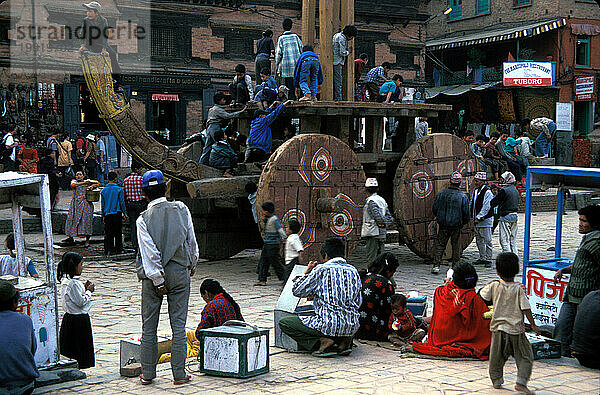 Bau eines großen Festwagens für ein Festival am Durbar Square  Bhaktapur  Nepal