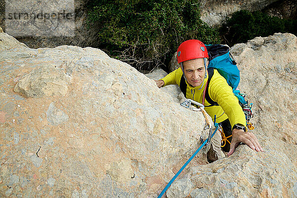 Besteigung eines Free-Route-Felsens am Predicadera-Gipfel in Spanien