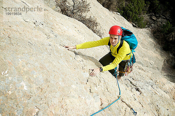 Besteigung eines Free-Route-Felsens am Predicadera-Gipfel in Spanien