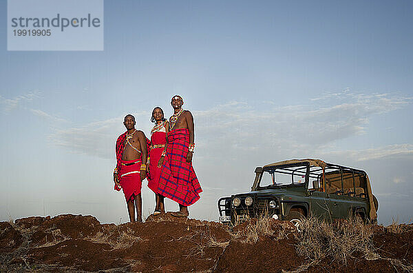 Drei Maasai-Safariführer stehen für ein Porträt in Laikipia  Kenia.