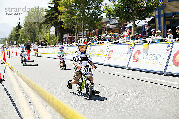 Ein Junge nimmt am Breckenridge Grand Vacations Strider Race auf der Main Street teil