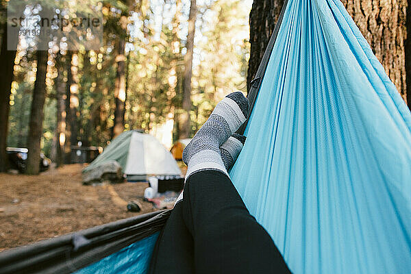 Eine Frau entspannt sich in einer Hängematte auf einem Campingplatz in Yosemite.