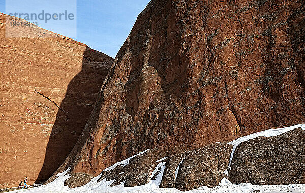 Ein Wanderer erkundet Felsen außerhalb von Navajo  New Mexico