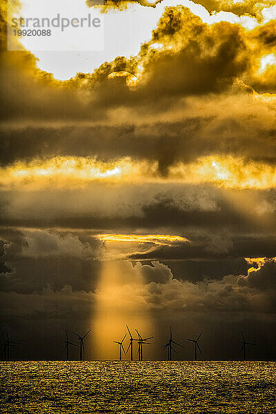 Blick auf den Sonnenuntergang in Richtung Walney Offshore Windpark Cumbria UK