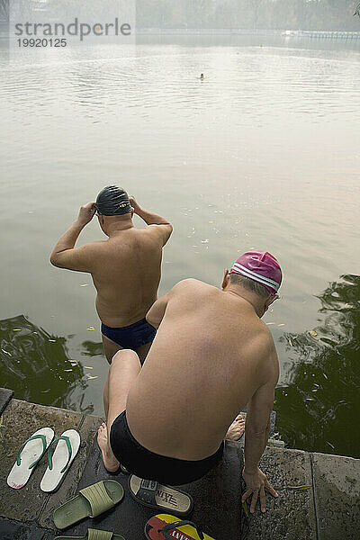 Männer schwimmen in Peking  China.