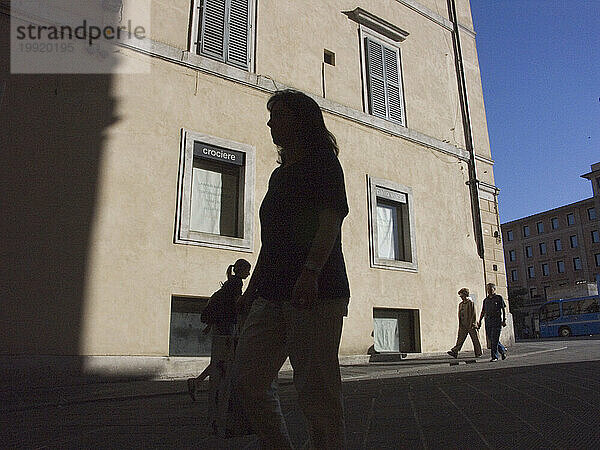 Die Silhouetten und Schatten von Fußgängern in Siena  Italien