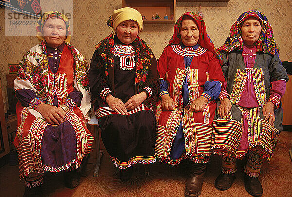 Porträt von vier traditionell gekleideten Frauen  Sibirien  Russland.